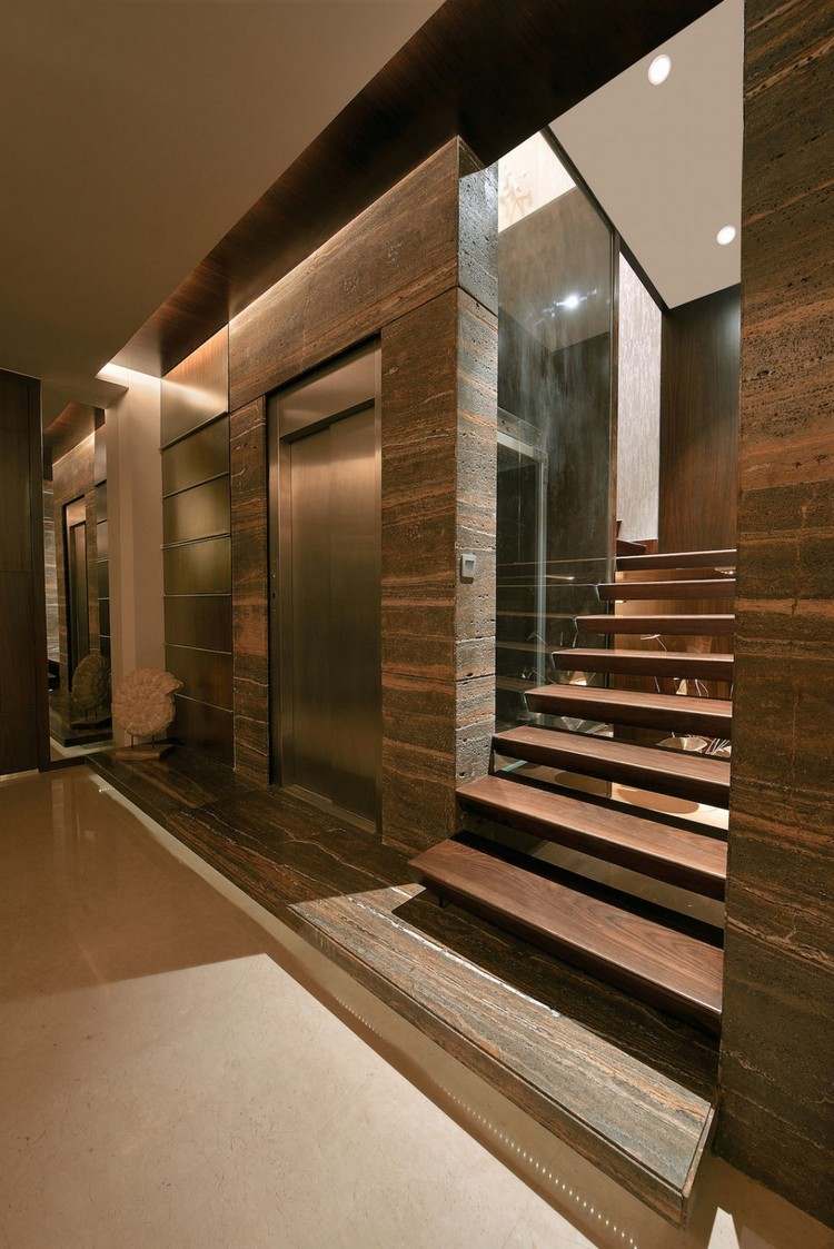 Bruna toner i lägenheten maisonette-entré-hiss-flytande-trappor-stenpelare