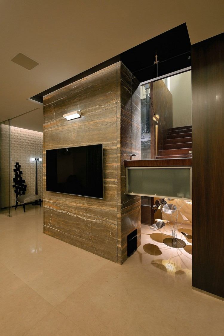 Bruna toner i lägenheten TV-travertin-vägg-beige-golvplattor-glaspartition