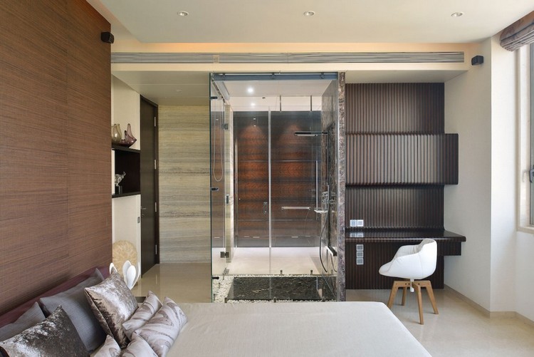 bruntoner-lägenhet-litet sovrum-säng-skrivbord-badrum-glasväggar