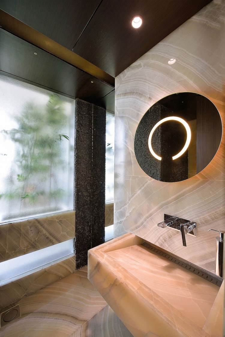 brun-toner-lägenhet-modernt-badrum-marmor-kakel-duplex-indien