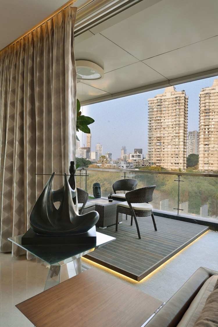 brun-toner-lägenhet-balkong-beige-gardiner-uteplats-möbler-view