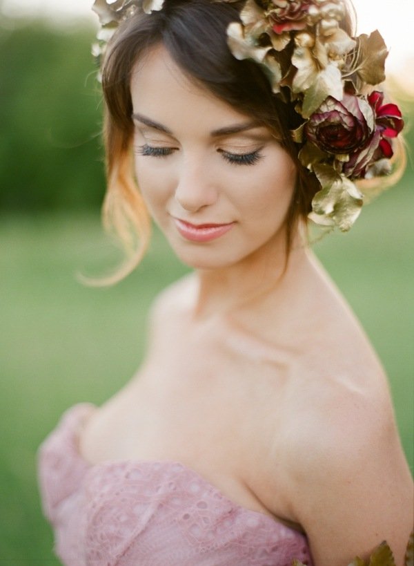rosa bröllopsklänning hög frisyr blommor i håret