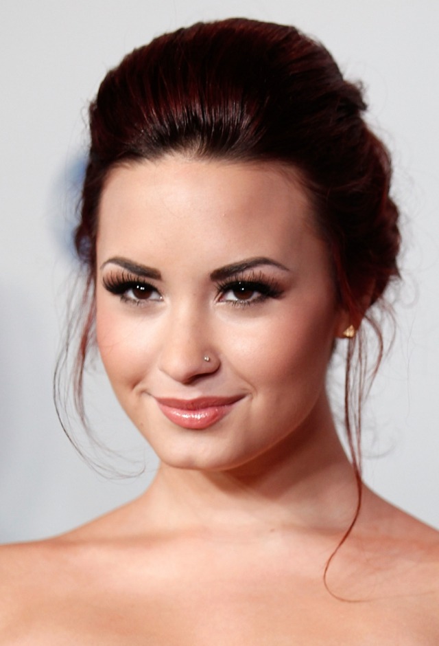 Demi-Lovato-hår-upp-falsk-ögonfrans-näsa-piercing