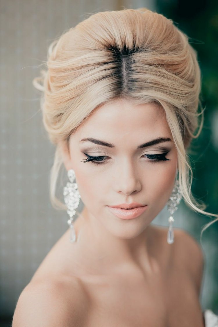 Brud Smink Rosa Smokey Eyes Ögonmakeup Updo Bröllopsfrisyrer