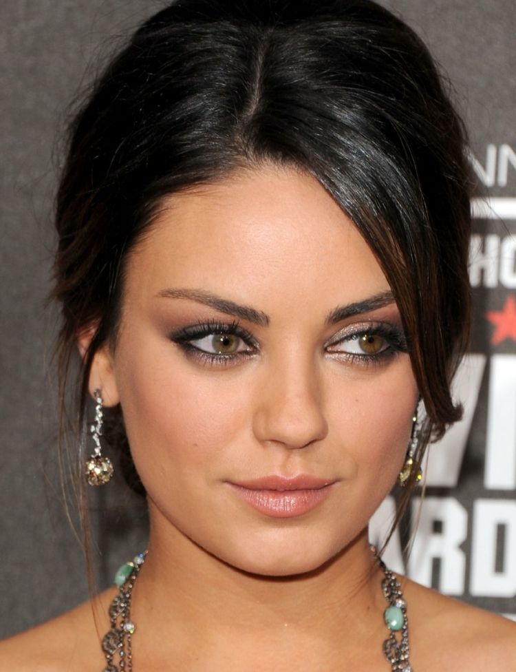 Make up bröllopsgäst klädkod updos medellångt hår elegant