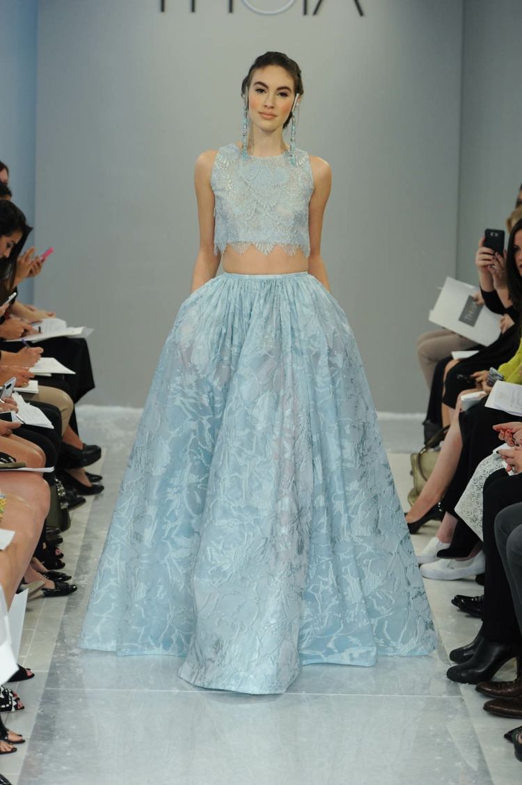 brud ljusblå klänning spetsig tvådelad kjol theia