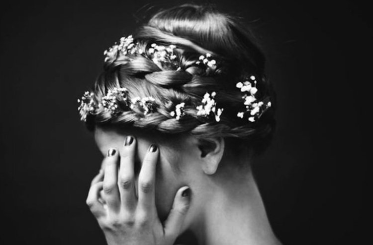 brudfrisyr-blommig-krans-romantisk-blommor-flätad frisyr-svart-vit-foto
