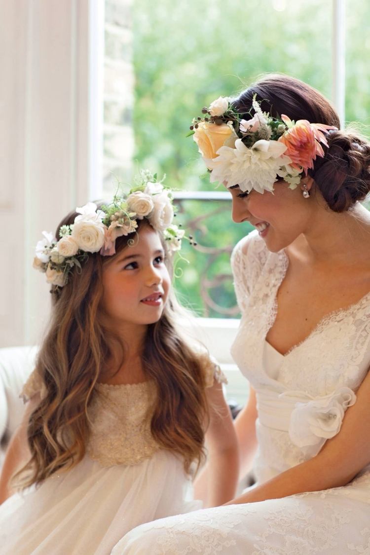 brudfrisyr-blommig-krans-romantisk-blommor-mamma-dotter-elegant-vintage-bröllop