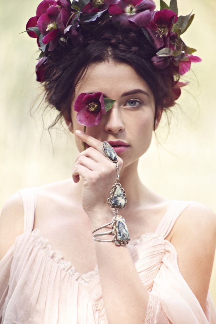 brudfrisyr-krans-romantisk-blommor-vintage-smycken-stor-lila-hår färg-mörk