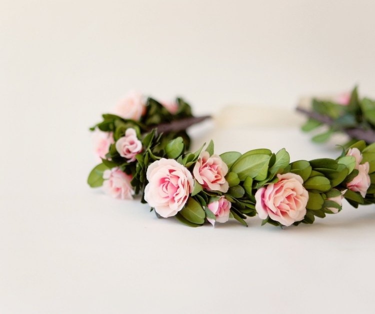 Brudfrisyr med blomkrans -romantisk-blomma-krans-buxbom-hår-ring-rosor-liten