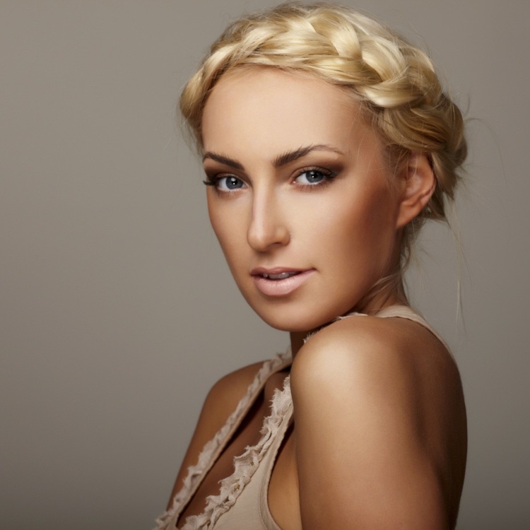 brudfrisyr-fläta-krans-fläta-panna-design-elegant-romersk-stil