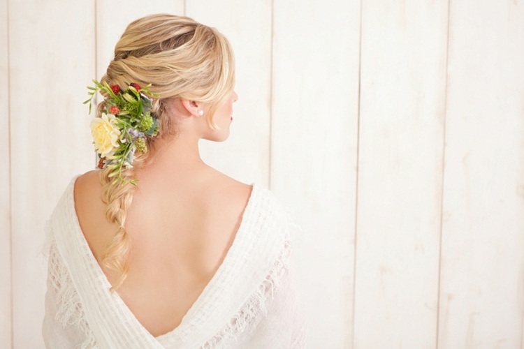 brudfrisyr-flätad-vår-blommor-romantisk-rygglös-bröllopsklänning