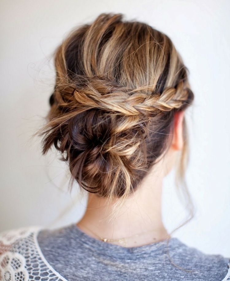 brudfrisyr-fläta-enkel-bulle-tousled-look
