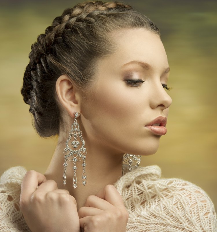 brudfrisyr-fläta-ädel-look-updo-frisyr-örhängen-strass-wrap-stickning