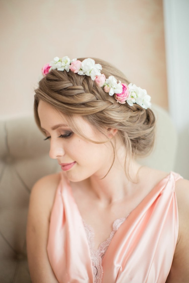 brudfrisyr-flätad-brudtärna-styling-blommig-krans-pastell-toner-klänning-ros