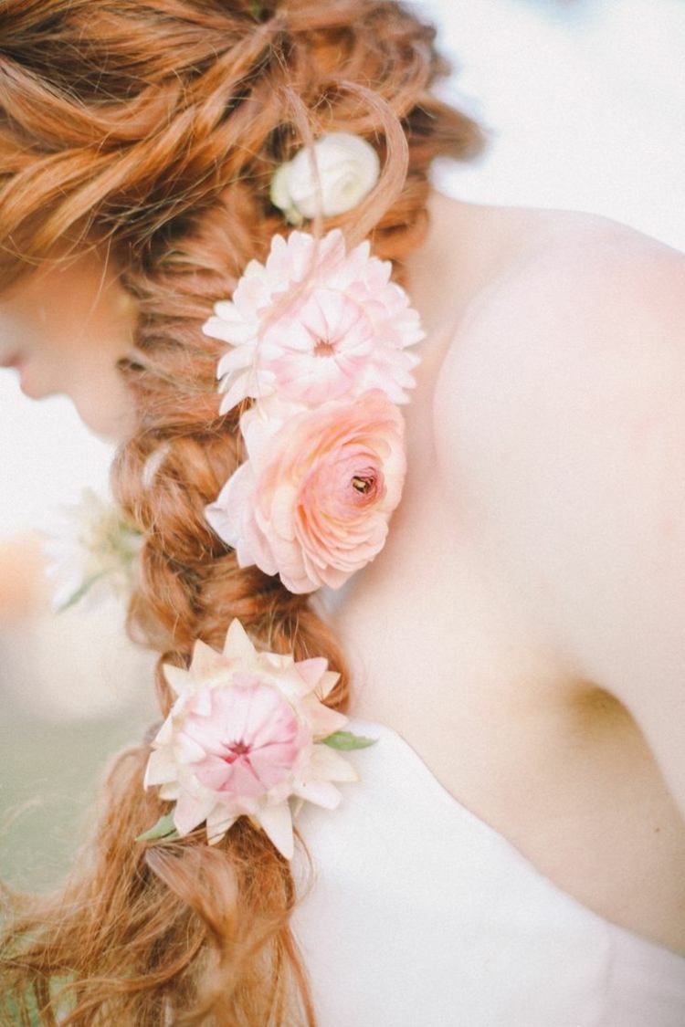 brud-frisyr-med-fläta-i sidled-frisyr-blommor-rosa-accent-casual