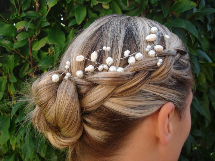 brud-frisyr-med-fläta-enkel-DIY-idé-bulle-hår-smycken-pärla-vit