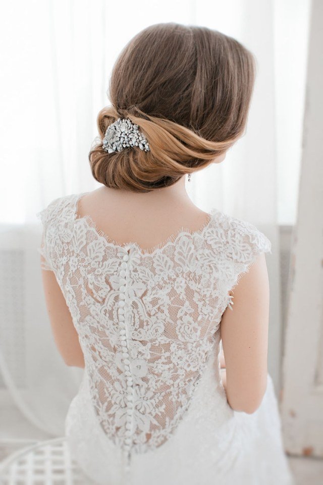 Updo med hårklipp-elegant bröllopsklänning med spets