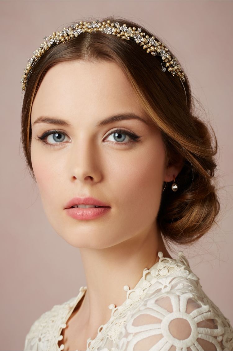 brudfrisyrer-i sidled-pluggade-i sidled-chignon-pannband