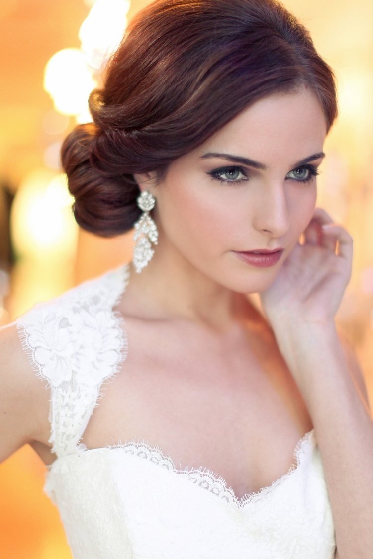 brud frisyrer-sida-fäst-upp-chignon-hängande-örhängen
