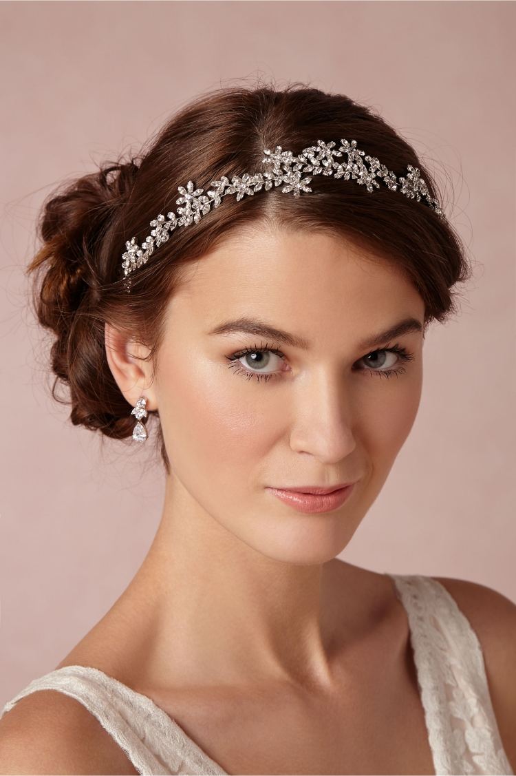brudfrisyrer-sidled-pluggade-chignon-pannband-strass