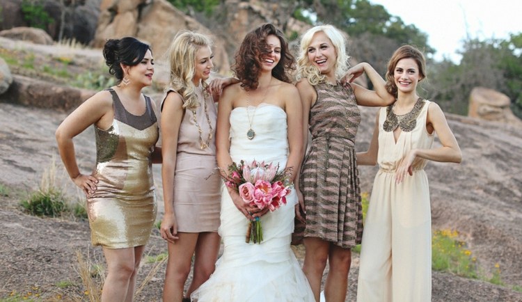 brudtärna-outfit-overall-glamour-guld-klänning-vit-bröllopsklänning-rosa-brudbukett