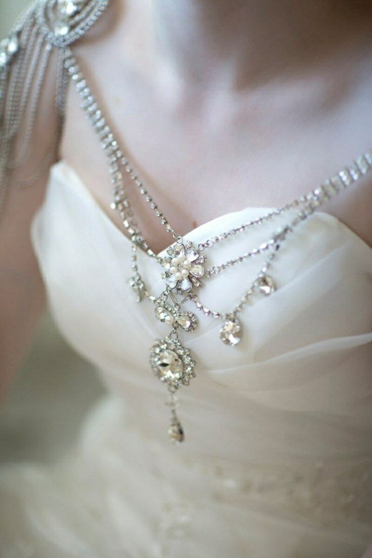 bröllopsklänning idé kedja-off-the-shoulder-decollete-white-wedding