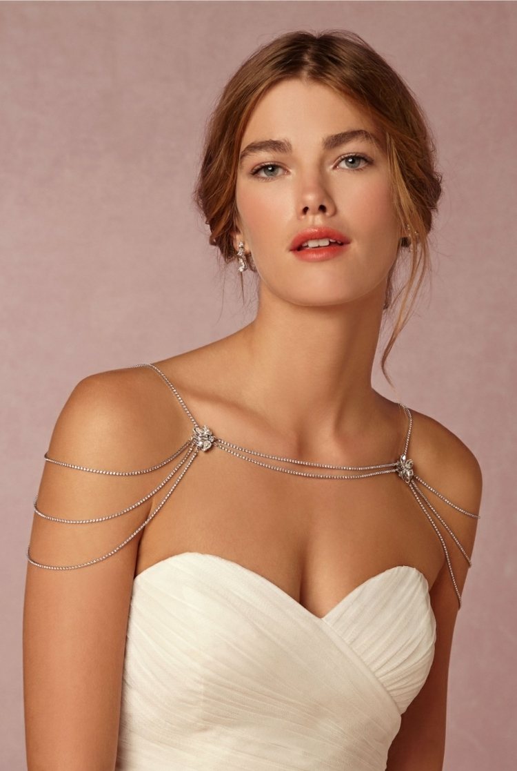 idé-bröllopsklänning-subtil-look-updo-damer-axel smycken-kedjor