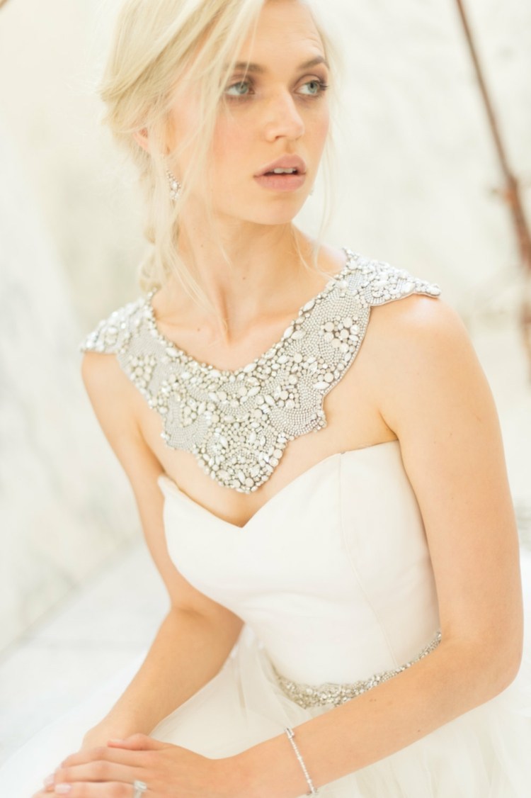 idé-bröllopsklänning-glamorös-design-frodiga-strass-silver-vit-klänning