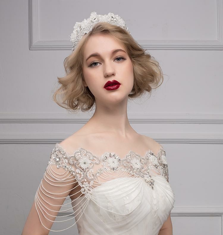idé-bröllopsklänning-vintage-outfit-kedjor-blommor-design-kort frisyr-diadem-vit-röd-läppstift