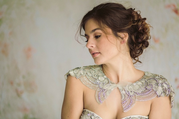 idé-bröllopsklänning-wrap-vintage-design-broderi-lila-grön-ombre