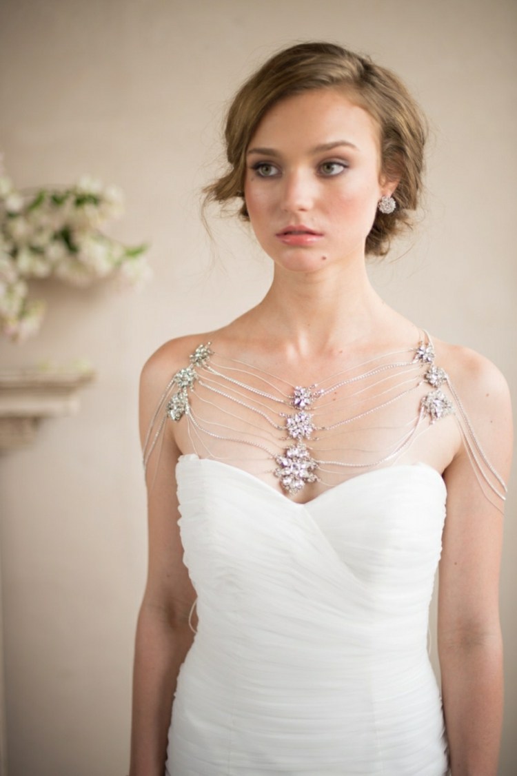 idé-bröllopsklänning-elegant-updo-ädelstenar-vit-klänning-design