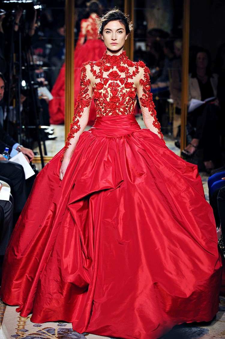 bröllopsklänning-röd-marchesa-utställd-kjol-naken-blommor.jpeg