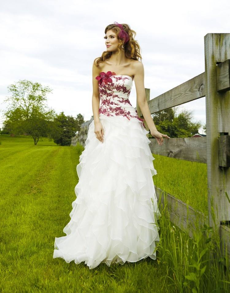 bröllopsklänning-vit-lila-spets-broderad-topp
