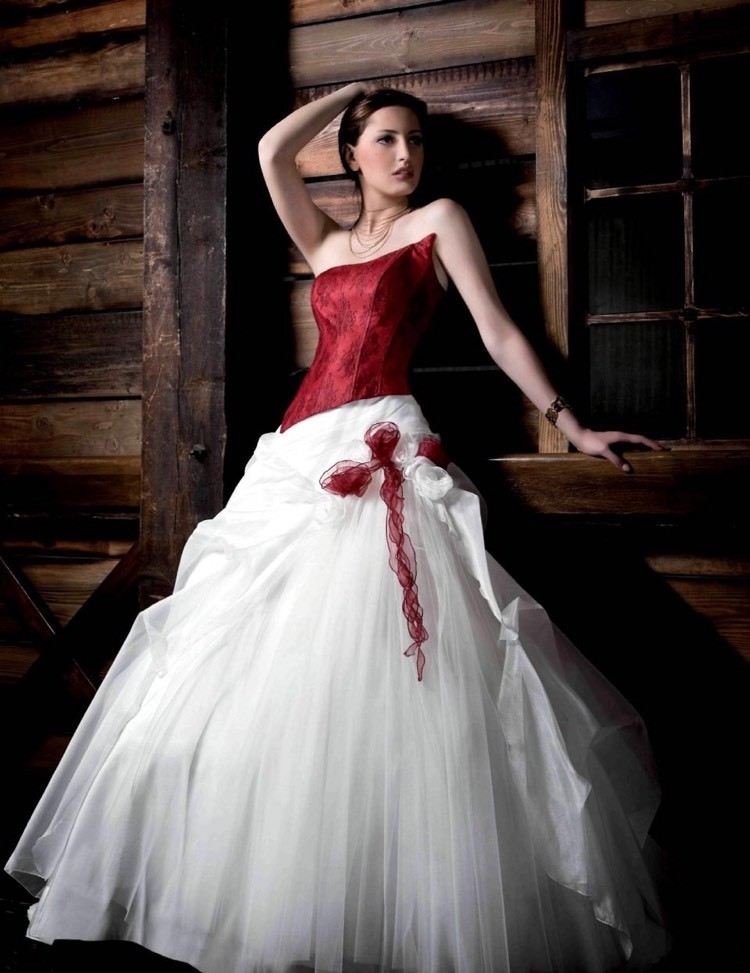 bröllopsklänning-röd-vit-corsage-kjol-tvådelad