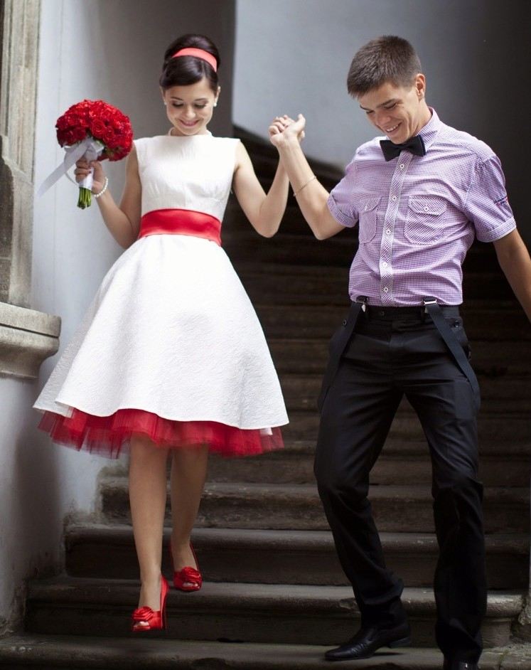 bröllopsklänning-röd-vit-registerkontor-knälängd