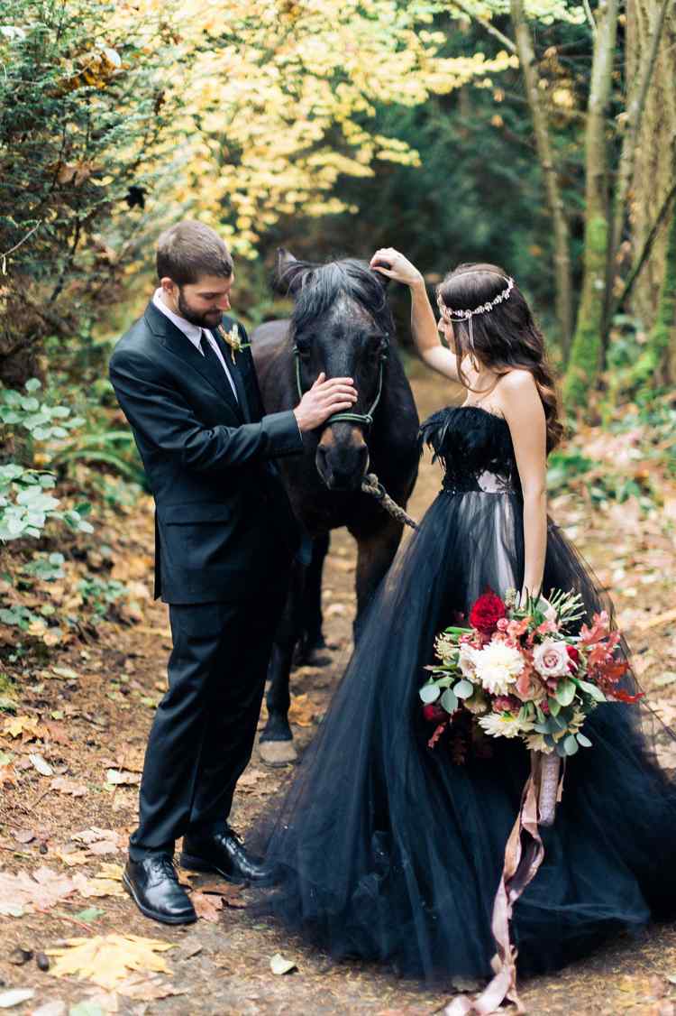 bröllopsklänning-svart-extravagant-bröllop-mode-tyll-två-färger