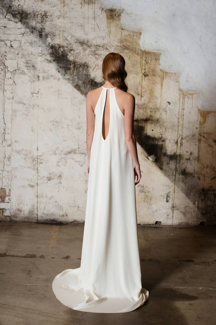 bröllopsklänning med accent i ryggen, enkel nyckellåsdesign
