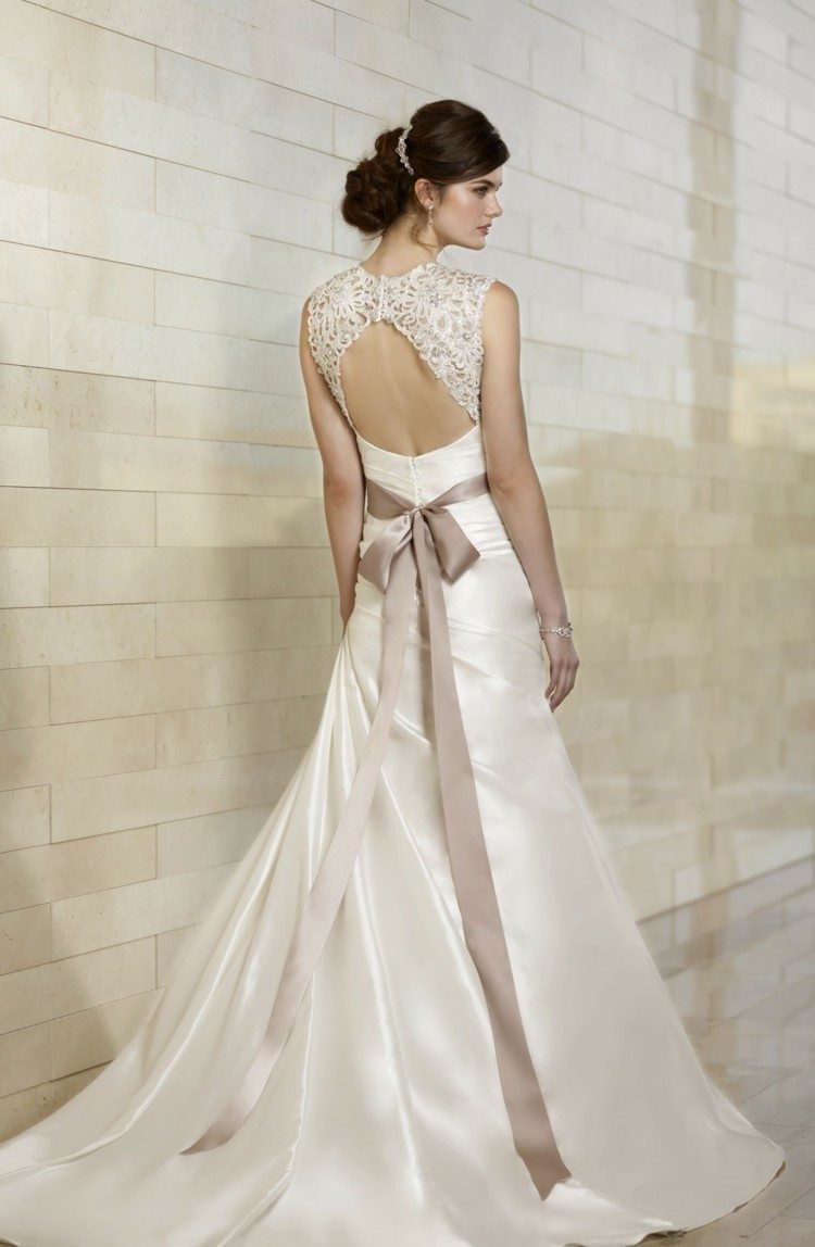 rosettgrå bröllopsklänning med spetsaccent i ryggen