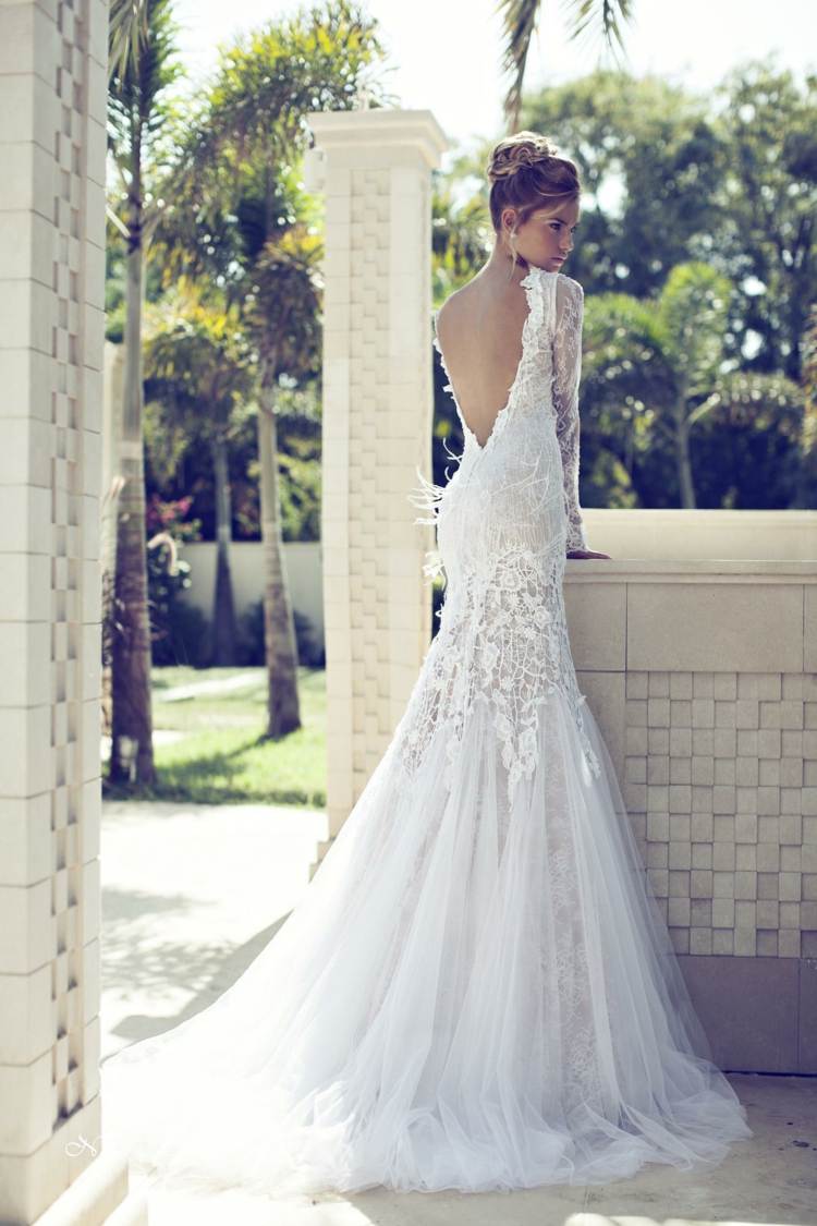 långärmad bröllopsklänning med accent i ryggen vit romantik
