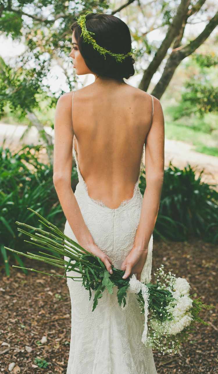 bröllopsklänning rygglös krans blommor spets design