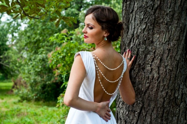 pärlor kedjor tillbaka smycken bröllopsklänning design updo