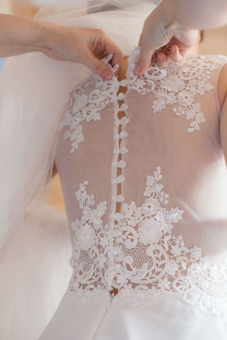 Bröllopsklänning spets på ryggen, transparent tyllknappslå