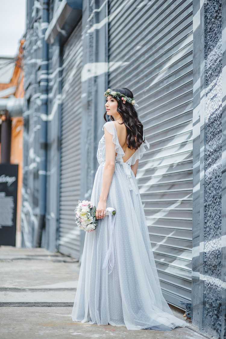 Bröllopsklänning ljusblå rygglös A-line tyll boho-stil