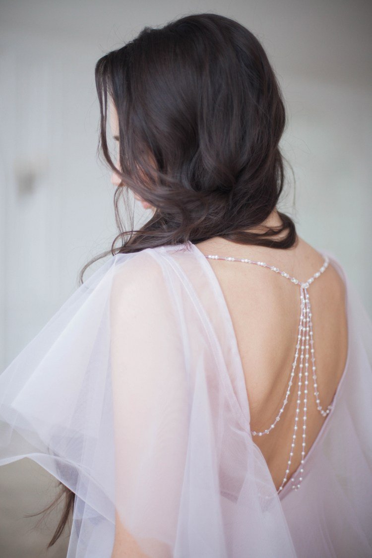 Bröllopsklänning rygglöst pärlhalsband tyllärmar vintage