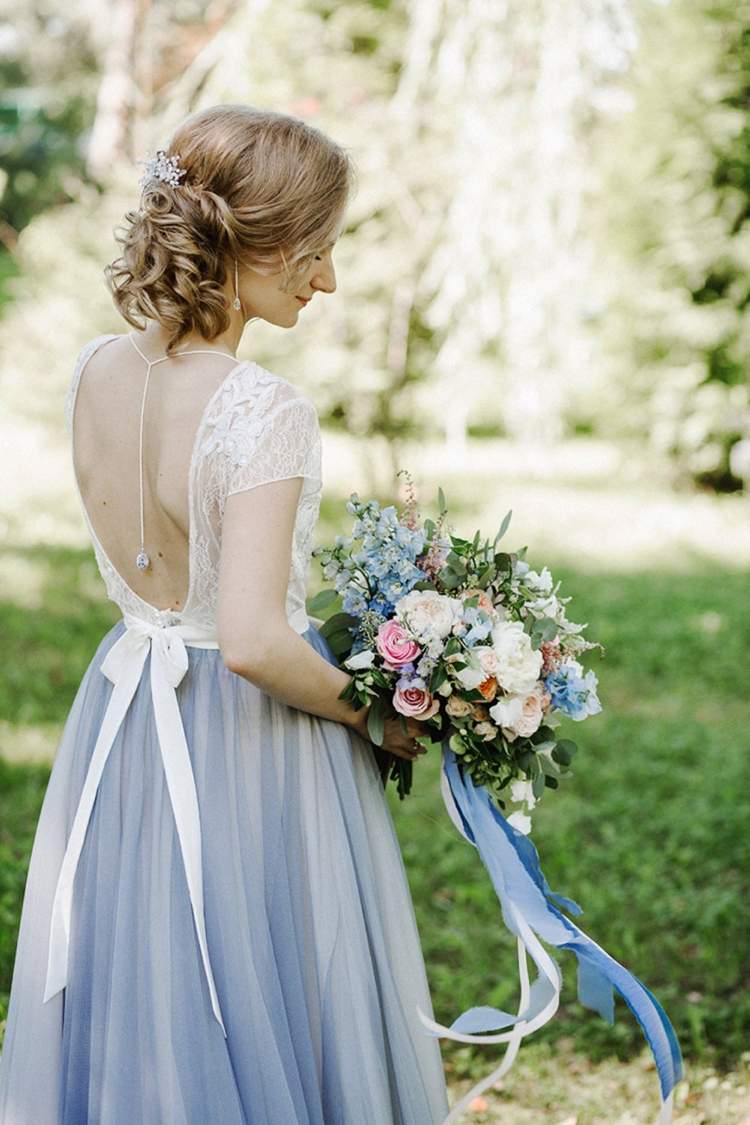 Bröllopsklänning rygglös blå tyllkjolkedja på baksidan