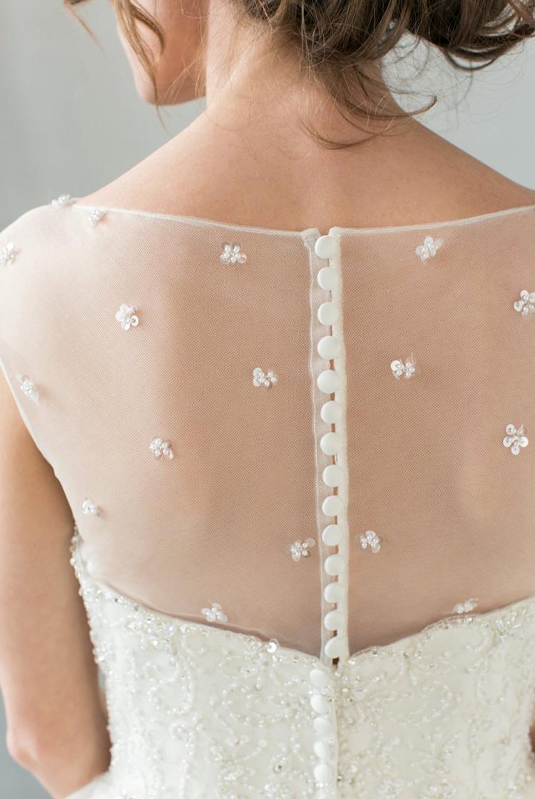 Bröllopsklänning illusion rygglös tyll med pärlbroderad knappslå