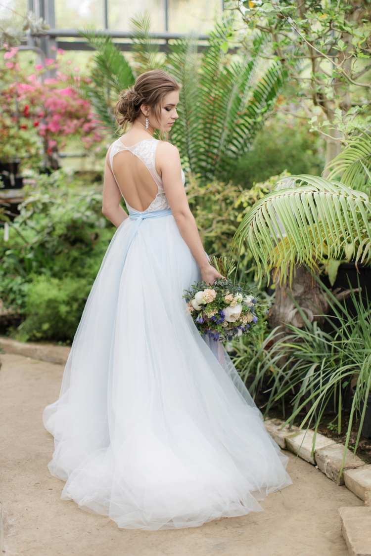 Bröllopsklänning rygglöst nyckelhål A-linjeformad kjol i tyll