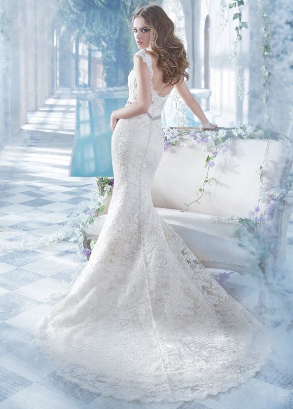 alvina-valenta-bröllopsklänning-vit-satin-taft-v-hals-tåg-ädelstenar-dubbade-bälte
