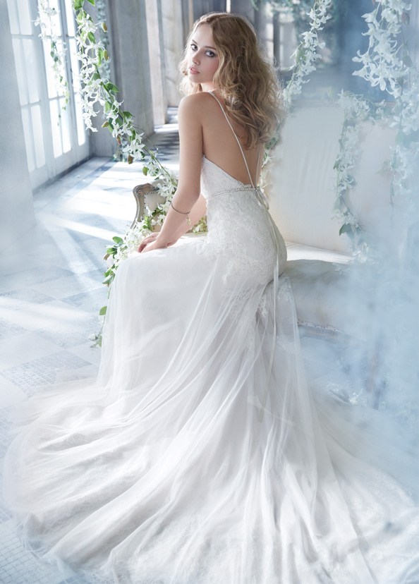 alvina-valenta bröllopsklänningar 2014 design-lång-smal-v-hals-bar rygg